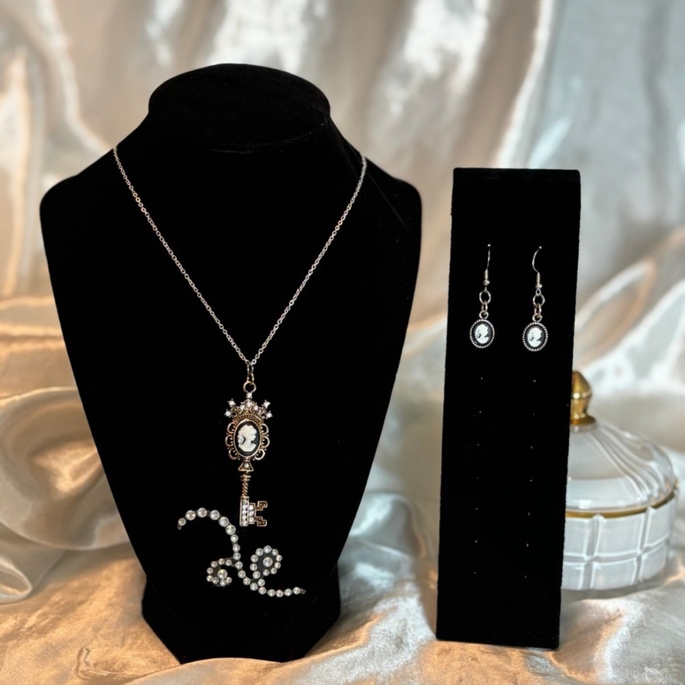 Daphnes Jewelry Set - Pendant Necklace & Earrings